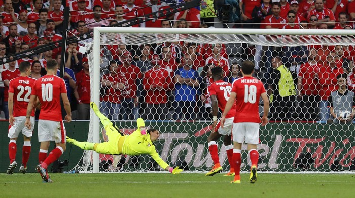 Football Soccer - Switzerland v France - EURO 2016 - Group A - Stade Pierre-Mauroy, Lille, France - 19/6/16
Switzerlands Yann Sommer (C) in action  
REUTERS/Gonzalo Fuentes
Livepic