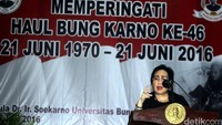 Ketua Umua Yayasan Pendidikan Soekarno (YPS) Rachmawati Soekarnoputri memberikan pidatonya dihadapan tokoh-tokoh dan ratusan mahasiswa Universitas Bung Karno (UBK).