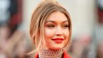 Gigi Hadid Merah Memesona