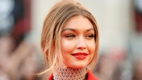 Gigi terlihat memesona. REUTERS/Peter Power/detikFoto.