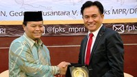 Wakil Ketua MPR RI Dr. Hidayat Nur Wahid, MA memberikan kenang-kenangan berupa plakat kepada Pemateri Kuliah Perdana Sekolah Konstitusi Fraksi PKS MPR RI Prof. Dr. Yusril Ihza Mahendra, SH. Pool/dok. PKS.