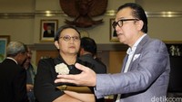 Retno berbincang dengan anggota Komisi I sebelum rapat dimulai.