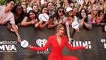 Gigi Hadid Merah Memesona