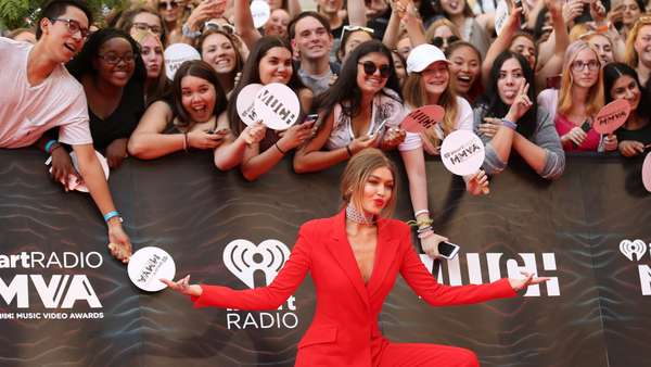 Gigi Hadid Merah Memesona Gigi Hadid Merah Memesona