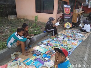Perpustakaan Keliling Rumah Baca Pondoknongko yang Jangkau Anak-anak Banyuwangi