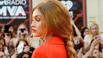 Gigi Hadid Merah Memesona