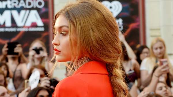 Gigi Hadid Merah Memesona Gigi Hadid Merah Memesona