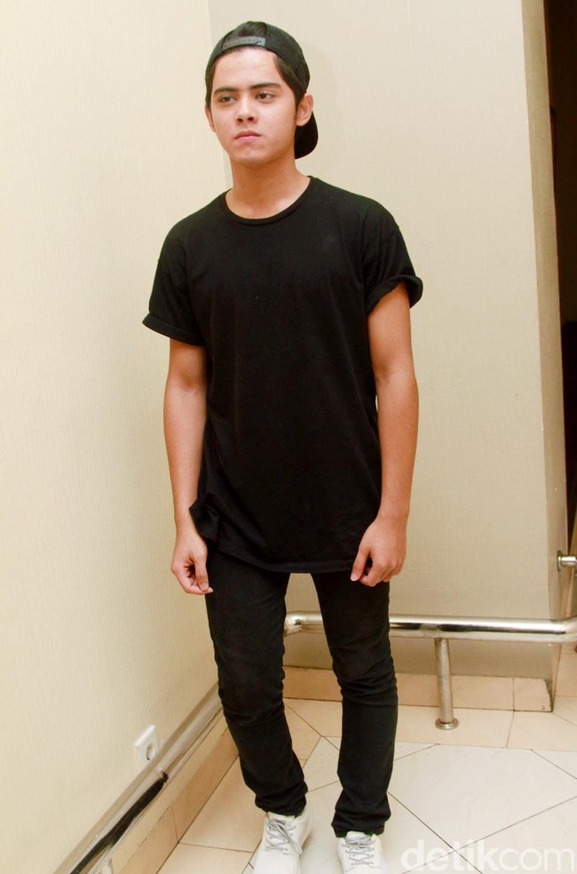 Layaknya anak muda pada umumnya, Aliando kerap kali tampil dengan gayanya yang kasual. Foto: Gus Mun/detikHOT