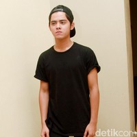 Layaknya anak muda pada umumnya, Aliando kerap kali tampil dengan gayanya yang kasual. Foto: Gus Mun/detikHOT