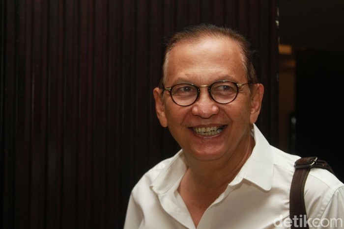 Menilik Banyak Foto Roy Marten Bareng Cewek ABG