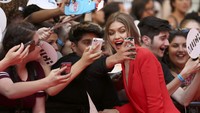 Model 21 tahun itu pun tak lupa untuk selfie bareng fans. REUTERS/Peter Power/detikFoto.