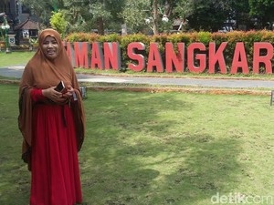 Desy Perempuan Berjilbab Rawat Anjing: Kena Air Liur Najis, ya Saya Bersihkan