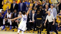 Cavaliers lantas mengunci perolehan poin Warriors di angka 89 di kuarter ke empat. Tembakan tiga angka Kyrie Irving dan satu tembakan bebas James lantas mengunci kemenangan untuk Cavaliers. Kelley L/Reuters/detikFoto.