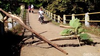 Jembatan Sungai Gading yang merupakan akses utama menuju Dusun Caok, Desa Karangrejo, Kecamatan Loano dan Desa Donorati, Kecamatan Purworejo rusak diterjang banjir.