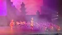 Tari Kecak dipentaskan dengan melibatkan ratusan orang penari. Penari-penari ini merupakan warga lokal yang diberdayakan melalui sebuah sanggar seni yang berdiri di desa penyangga di sekitar kawasan Bali Safari (Wahyu/detikTravel)