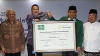 Prof. Dr. Anwar Nasution (Komisaris Utama Bank Muamalat), Indra Y. Sugiarto (Direktur Bisnis Korporasi Bank Muamalat), Dr. H. Saefullah, M.Pd. (Ketua PWNU DKI Jakarta), Dr. (HC) KH. Maruf Amin (Ketua Dewan Pengawas Syariah Bank Muamalat) berbincang usai perjanjian kerjasama di Kantor Pusat Bank Muamalat di Jakarta, Senin (20/6/2016).