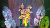 Traveler akan dihibur dengan pertunjukan budaya Tari Kecak yang spektakuler. Dengan tata lampu yang megah, dan musik pengiring yang rancak, membuat aksi para penari terlihat begitu memesona. Dijamin akan memanjakan indera penglihatan dan pendengaran traveler (Wahyu/detikTravel)