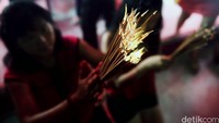 Warga etnis Tionghoa sembahyang mengundang Dewa Langit di Klenteng Ing Hock Khing, Senin (20/6/2016).
