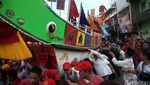 Replika Tongkang Diarak Ribuan Warga