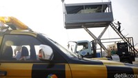 Penarikan dilakukan sekitar pukul 17.00 WIB oleh beberapa petugas Kemenhub, Jakarta, Senin (20/6/2016). ATC mobile dibawa kembali menuju Balai Teknik Penerbangan.