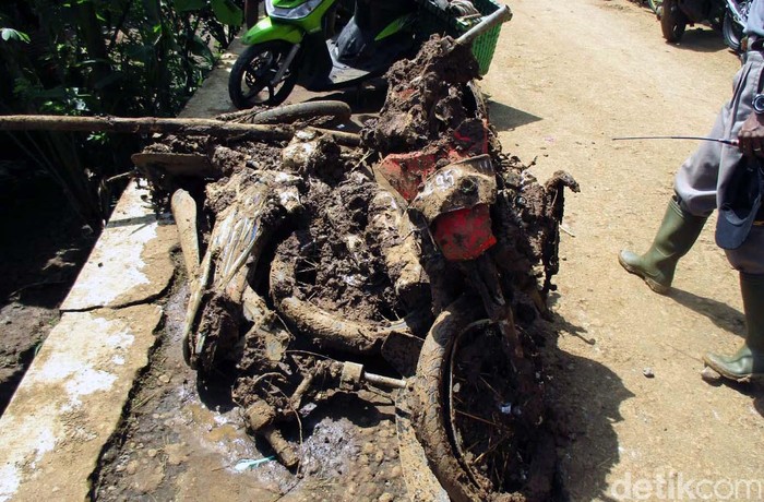 Kesaksian Mbah Kasan Mulyo: Orang yang Melintas, Motor, dan Truk Kena Longsor