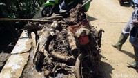 Beberapa sepeda motor milik warga yang ditemukan di lokasi longsoraa dalam kondisi rusak berat atau hancur.