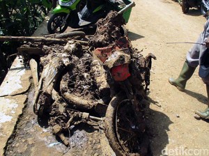 Kesaksian Mbah Kasan Mulyo: Orang yang Melintas, Motor, dan Truk Kena Longsor