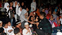 Ia bahkan mengajak salah satu penonton perempuan untuk bernyanyi bersama. Pool/Gus Mun/detikFoto.