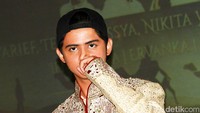 Aliando mengenakan busana ala Maroko berwarna krem. Pool/Gus Mun/detikFoto.