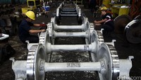 Roda-roda kereta, dipastikan kuat dan aman.