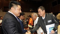 Menteri Perhubungan Ignasius Jonan berbincang dengan Wakil Ketua Komisi V, Michael Wattimena sebelum rapat dimulai.