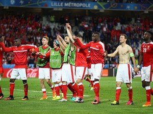 Bola yang Penyok dan Baju-Baju yang Robek di Laga Swiss vs Prancis