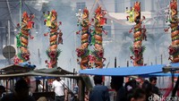 Selain tongkang, masyarakat Tionghoa juga akan mengarak berbagai ornamen dalam acara Go Gwee Cap Lak.