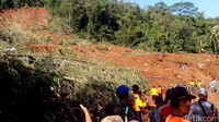 Tim SAR terus melakukan pencarian. Namun tak terlihat alat berat dalam proses pencarian korban tanah longsor tersebut.