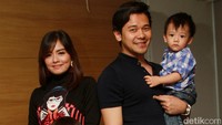 Tika bersama sang suami, Tri Aji Raharso serta dua anaknya, Arkana Uno Raharso dan Attalah Mada Raharso. Pool/Gus Mun/detikFoto.
