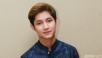 Rassya kenakan baju koko biru dongker dan celana putih. Pool/Gus Mun/detikFoto.