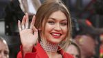 Gigi Hadid Merah Memesona