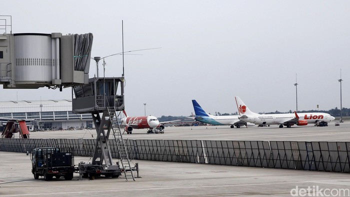 Pekerja menaiki tangga mobile tower yang berada di parkiran Terminal 3 Ultimate Bandara Soekarno Hatta, Tangerang, Banten, Senin (20/6/2016). PT. Angkasa Pura II bersama AirNav Indonesia menyiapkan Mobile Tower  sebagai pendukung tower utama untuk memantau lalulintas pesawat di Apron Terminal baru, sebelumnya Kementerian Perhubungan menyatakan visual tower utama terganggu dalam melihat pergerakaan lalulintas pesawat didarat. (Foto: Rachman Haryanto/detikcom)
