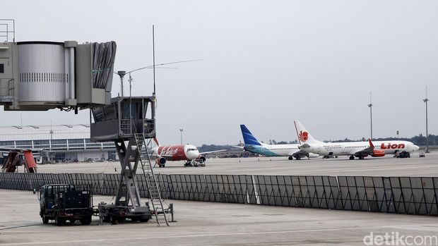 Pekerja menaiki tangga mobile tower yang berada di parkiran Terminal 3 Ultimate Bandara Soekarno Hatta, Tangerang, Banten, Senin (20/6/2016). PT. Angkasa Pura II bersama AirNav Indonesia menyiapkan Mobile Tower  sebagai pendukung tower utama untuk memantau lalulintas pesawat di Apron Terminal baru, sebelumnya Kementerian Perhubungan menyatakan visual tower utama terganggu dalam melihat pergerakaan lalulintas pesawat didarat. (Foto: Rachman Haryanto/detikcom)