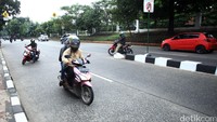 Para pengendara sepeda motor nekat melawan arah di kawasan Lenteng Agung, Jakarta Selatan, Senin (20/06/2016).