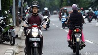 Mereka melawan arus untuk masuk ke jalan M Kahfi.