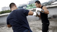Daud Yordan memperagakan  sparring dengan preman, banci, sampai harus bertarung dengan perempuan.