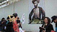 Semasa hidupnya, Habib Cikini menikahi Syarifah Rogayah binti Husein bin Yahya yang adalah adik dari maestro lukis Raden Saleh. Namun karena tidak dikaruniai keturunan, ia pun kembali menikah dengan Hajah Salmah dari Jatinegara (Randy/detikTravel)