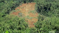 Bukit yang berada di Dusun Caok Kulon Desa Karangrejo longsor menimbun belasan warga.