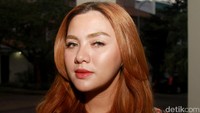Bibirnya juga dipoles lipstik merah. Pool/Gus Mun/detikFoto.
