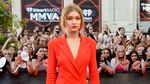 Gigi Hadid Merah Memesona