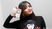 Penyanyi 30 tahun itu berpose dengan album single terbarunya. Pool/Gus Mun/detikFoto.