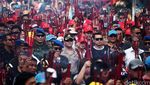 Replika Tongkang Diarak Ribuan Warga