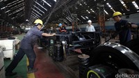 Pekerja melakukan perakitan kereta api di Depo Kereta Balai Yasa, Manggarai, Jakarta, Senin (20/06/2016).
