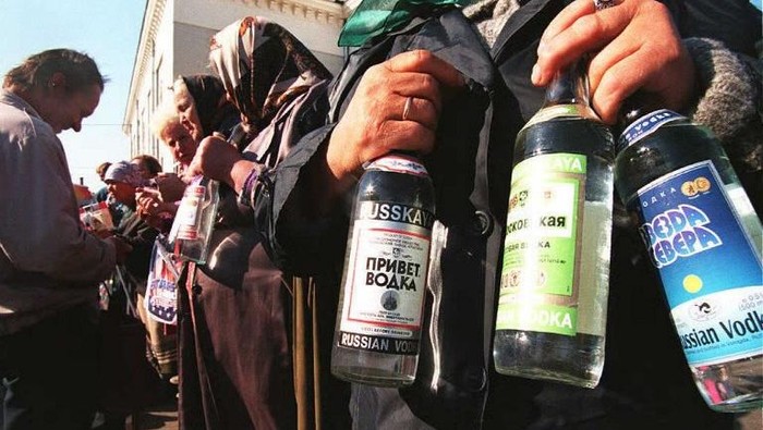 A group of babushkas offer bottles of vodka to a passer-by in central Moscow 06 June. As unofficial figures indicated that some 23% of the whole population have an income below the subsistance level (70 USD). Some Russians are forced to increase their families income by selling goods on the streets.
                            AFP PHOTO Hector MATA / AFP PHOTO / HECTOR MATA